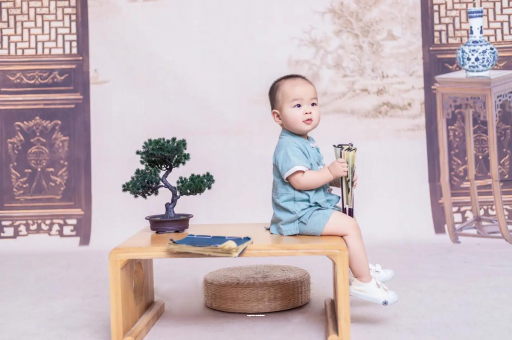 桂阳宝宝边吃奶边挣扎烦躁